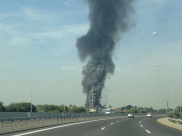 بالفيديو: حريق ضخم داخل مزرعة دواجن قرب اللد